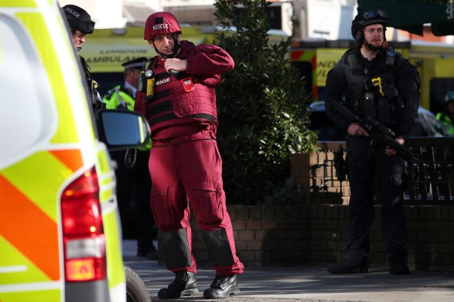 Armed police officers and members of a bomb disposal squad work near Parsons Green tube station in London, Britain, September 15, 2017. REUTERS/Hannah McKay