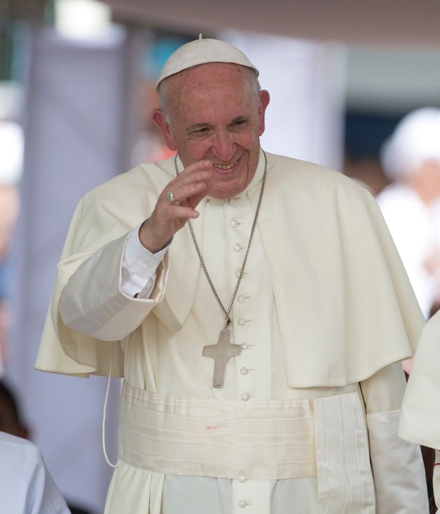 CTG421. CARTAGENA (COLOMBIA), 10/09/2017.- El papa Francisco participa en una ceremonia hoy, domingo 10 de septiembre de 2017, en el barrio San Francisco en Cartagena (Colombia). Cartagena de Indias amaneció fuertemente custodiada y con miles de fieles vestidos de blanco en sus calles para recibir al papa Francisco que hoy culminará en esta ciudad del Caribe la visita que comenzó el miércoles a Colombia. EFE/ Orlando Barría