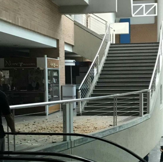 Impacto de rayo afecta techo de un centro comercial en Naguanagua