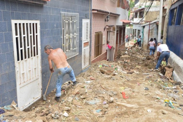 Vecinos de Las Mónicas en Vargas // Foto La Verdad