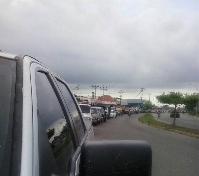 Colas para surtir gasolina en Santa Bárbara del Zulia (Foto: Prensa UNT)