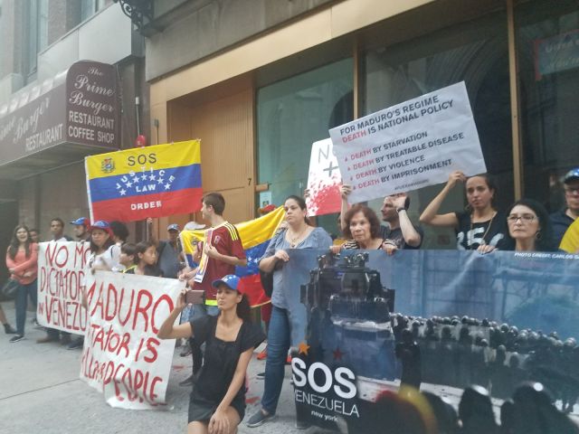 Venezolanos protestaron a las afueras de su consulado en Nueva York (Foto: @maibortpetit) 