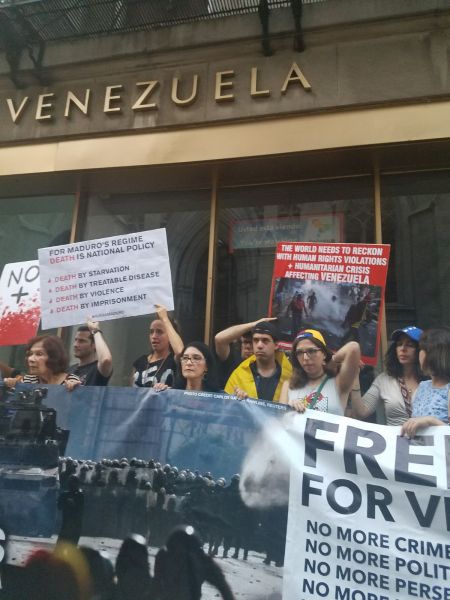 Venezolanos protestaron a las afueras de su consulado en Nueva York (Foto: @maibortpetit) 