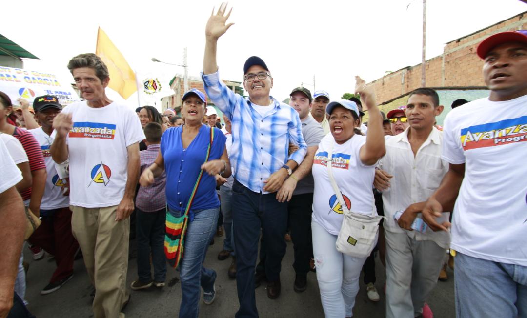 En un recorrido casa por casa, Ismael García visitó a los habitantes del municipio Mariño en Aragua