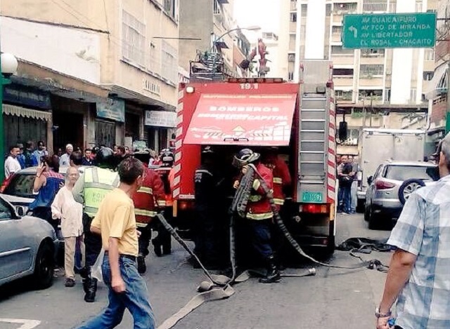 Fuga de gas causó explosión e incendio en un apartamento de Chacao, dos menores heridos (Fotos)