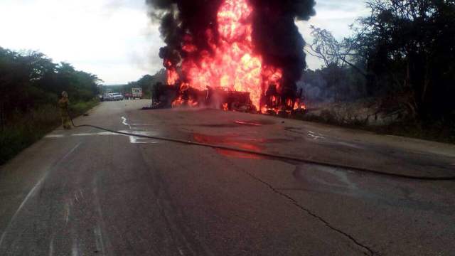 Foto: Camión de Pdvsa se volcó e incendio en el distribuidor San Mateo / @PableOstos