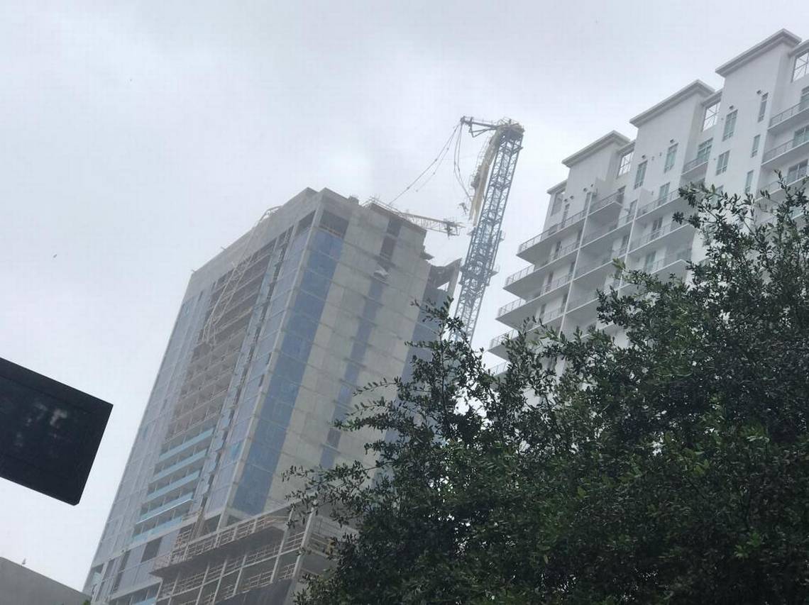 Una grúa cae sobre un edificio del centro de Miami por Irma