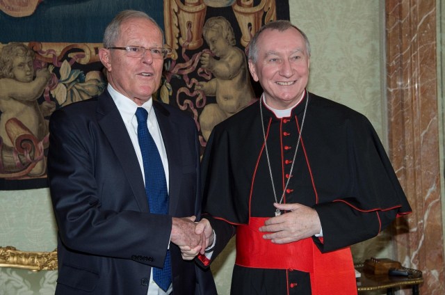 VAT01 CIUDAD DEL VATICANO 22/9/2017 El cardenal Pietro Parolin da la bienvenida al presidente de Peru, Pablo Kuczynski, (izq), durante la audiencia privada con el Papa en el Vaticano hoy, 22 de septiembre de 2017. EFE/GIORGIO ONORATI / POOL