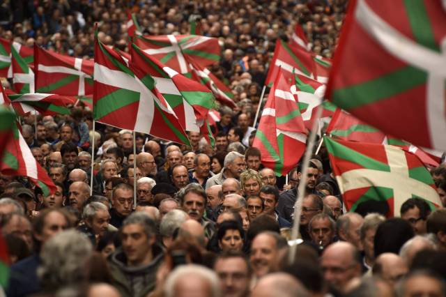 Ikurriñas en una manifestación a favor de la excarcelación de presos de ETA.