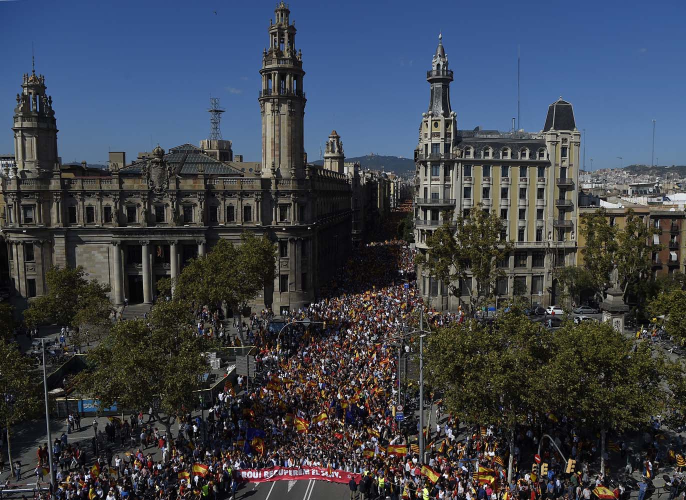 Barcelona se llena de banderas españolas contra la independencia de Cataluña (Fotos)