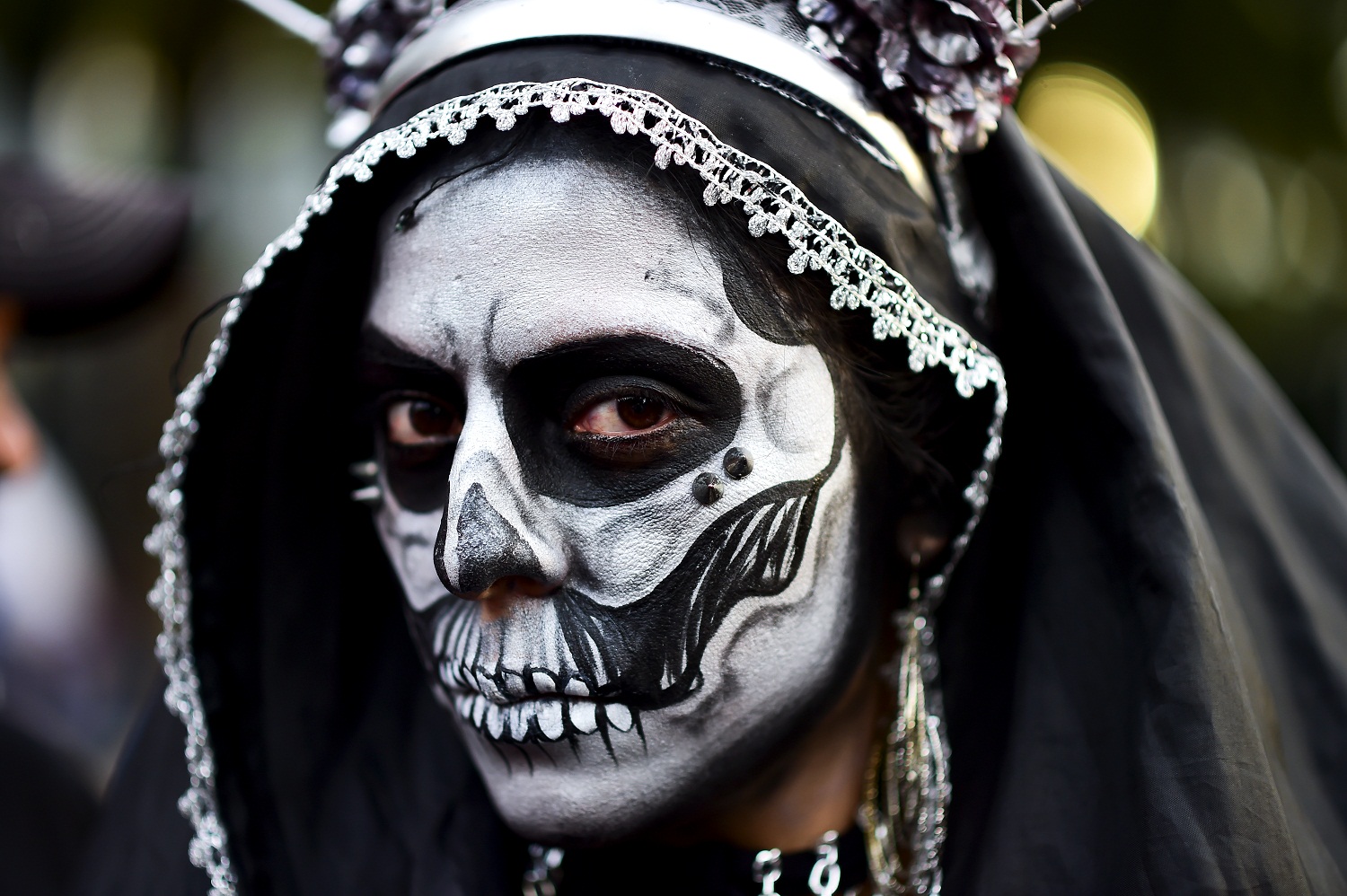 Impresionante desfile de calaveras en Ciudad de México en honor a “la muerte elegante”