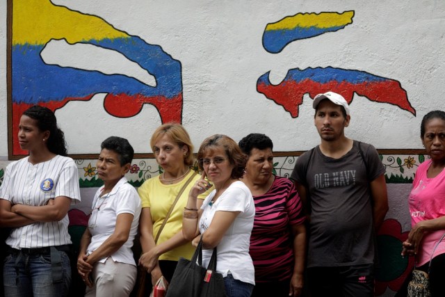 Los ciudadanos venezolanos esperan en fila en una mesa de votación durante una elección nacional para nuevos gobernadores en Caracas, Venezuela, el 15 de octubre de 2017. REUTERS / Ricardo Moraes