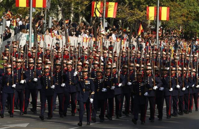 Desfile del Día de la Fiesta Nacional que han presidido hoy los Reyes, y al que ha asistido el Gobierno en pleno, encabezado por Mariano Rajoy, y la mayoría de líderes políticos. El acto consiste en un homenaje a los caídos y un desfile terrestre y aéreo por el paseo de la Castellana, en el que participan unos 3.900 efectivos, entre militares de los tres Ejércitos, guardias civiles, policías y Guardia Real, 84 vehículos y 78 aeronaves. EFE/Zipi