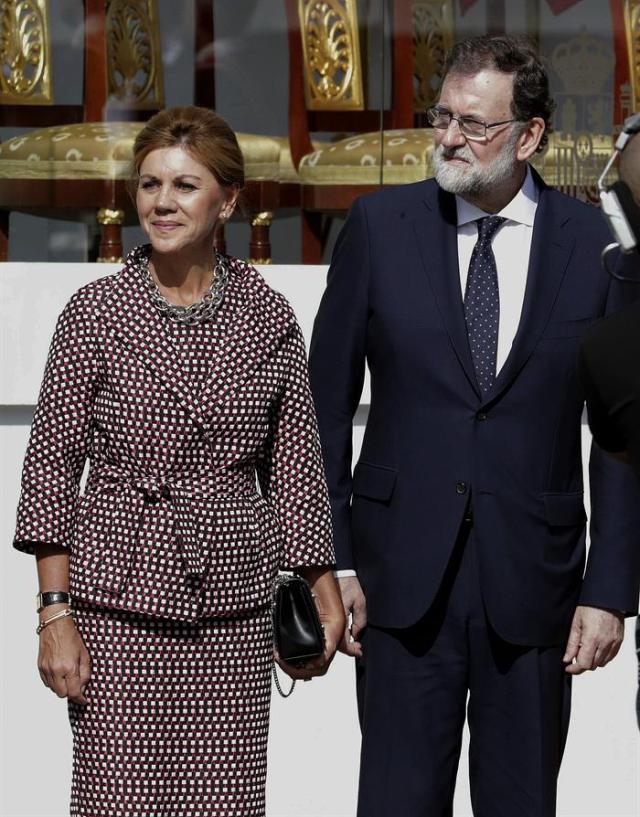 Desfile del Día de la Fiesta Nacional que han presidido hoy los Reyes, y al que ha asistido el Gobierno en pleno, encabezado por Mariano Rajoy, y la mayoría de líderes políticos. El acto consiste en un homenaje a los caídos y un desfile terrestre y aéreo por el paseo de la Castellana, en el que participan unos 3.900 efectivos, entre militares de los tres Ejércitos, guardias civiles, policías y Guardia Real, 84 vehículos y 78 aeronaves. EFE/Zipi