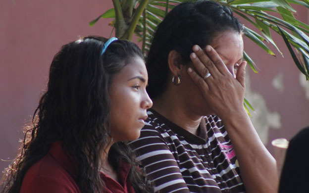 Los familiares de la pequeña lloraban mientras esperaba que les entregaran su cadáver. (José Gil) Un niña de un año de nombre Eudimar Sofía Pérez Mejías falleció por inmersión en su residencia ubica en el barrio Negra Matea de la parroquia Francisco Eugenio Bastamente