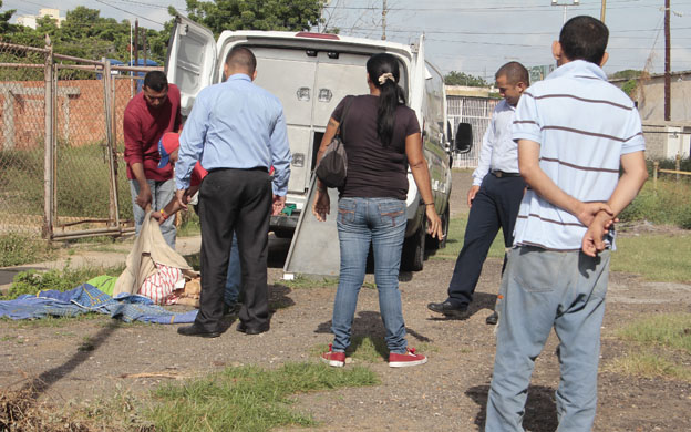 Maracaibo Venezuela 22/10/2017 SUcesos Un hombre de 74 años, identificado como Fermín Armando Pérez, de 74 años, decidió ponerle fin a su vida, tras lanzarse de la azotea del edificio donde residía, en la urbanización Urdaneta de Maracaibo.Según familiares, el adulto mayor, quien ayer ya había intentado matarse, clavándose un cuchillo en las venas, se subió en dos pipas de agua hasta el techo de las residencias de tres pisos y se tiró al vacío.Los deudos aseguraron que Pérez sufría de estados de depresión.Funcionarios del Cicpc llegaron al lugar para levantar el cadáver, el cual fue llevado a la morgue forense de LUZ.