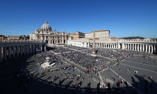 Pope Francis leads a mass for the canonisation of two priests and two groups of martyrs, including Blessed Cristobal, Blessed Antonio and Blessed Juan also known as the "Child Martyrs of Tlaxcala" in St.Peter's square at the Vatican, October 15, 2017. REUTERS/Alessandro Bianchi