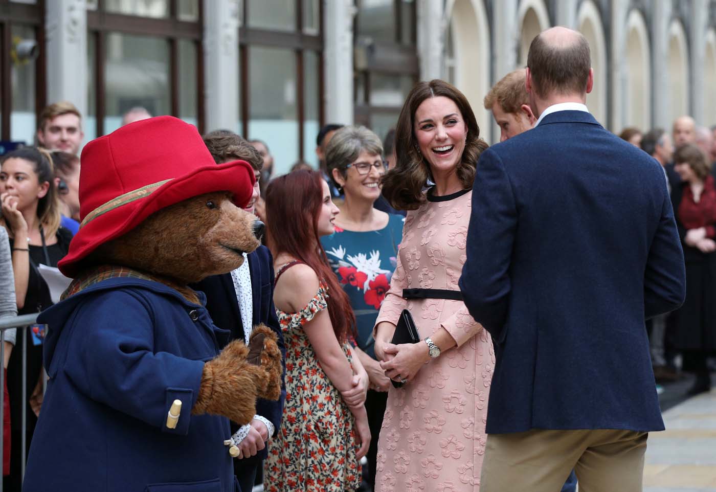 Kate reaparece con Guillermo y Harry… y baila con el osito Paddington (fotos)