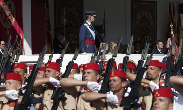 Desfile del Día de la Fiesta Nacional que han presidido hoy los Reyes, y al que ha asistido el Gobierno en pleno, encabezado por Mariano Rajoy, y la mayoría de líderes políticos. El acto consiste en un homenaje a los caídos y un desfile terrestre y aéreo por el paseo de la Castellana, en el que participan unos 3.900 efectivos, entre militares de los tres Ejércitos, guardias civiles, policías y Guardia Real, 84 vehículos y 78 aeronaves. EFE/Zipi