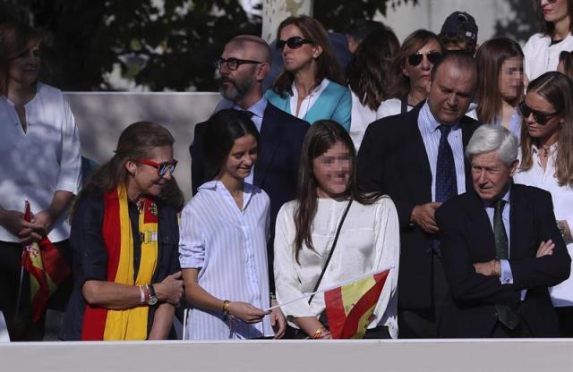 Desfile del Día de la Fiesta Nacional que han presidido hoy los Reyes, y al que ha asistido el Gobierno en pleno, encabezado por Mariano Rajoy, y la mayoría de líderes políticos. El acto consiste en un homenaje a los caídos y un desfile terrestre y aéreo por el paseo de la Castellana, en el que participan unos 3.900 efectivos, entre militares de los tres Ejércitos, guardias civiles, policías y Guardia Real, 84 vehículos y 78 aeronaves. EFE/Zipi