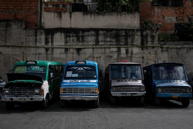 Fotografías del 10 de octubre del 2017, de búses de transporte público que no operan por falta de repuestos, en la ciudad de Caracas (Venezuela). Los altos costos de mantenimiento, la disminución de importación de repuestos, una galopante inflación y la escasez de efectivo tienen al sistema de transporte de Venezuela en jaque, mientras la población padece los efectos de esta crisis con un pasaje inestable y largos tiempos de espera para trasladarse. EFE/MIGUEL GUTIÉRREZ