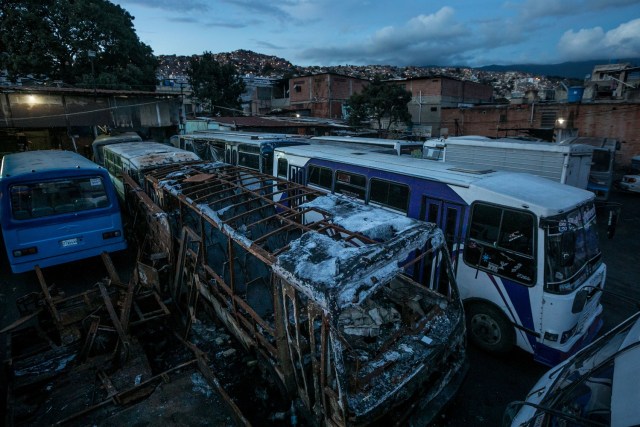 Fotografías del 10 de octubre del 2017, de búses de transporte público que no operan por falta de repuestos, en la ciudad de Caracas (Venezuela). Los altos costos de mantenimiento, la disminución de importación de repuestos, una galopante inflación y la escasez de efectivo tienen al sistema de transporte de Venezuela en jaque, mientras la población padece los efectos de esta crisis con un pasaje inestable y largos tiempos de espera para trasladarse. EFE/MIGUEL GUTIÉRREZ