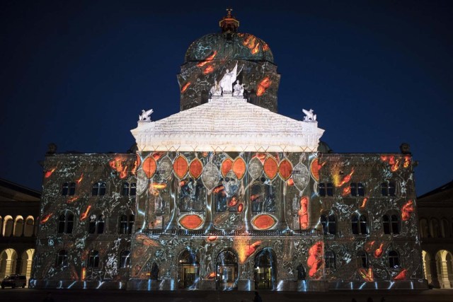 BER01. BERNA (SUIZA), 12/10/2017.- El espectáculo de luces 'Rendez-vous Bundesplatz' proyecta nuevas imágenes en la fachada de la casa parlamentaria federal suiza en Berna, Suiza, hoy, jueves 12 de octubre de 2017. Bajo el lema 'RESET', el espectáculo de luces se celebrará todas las noches en la plaza federal hasta el 25 de octubre. EFE/ANTHONY ANEX