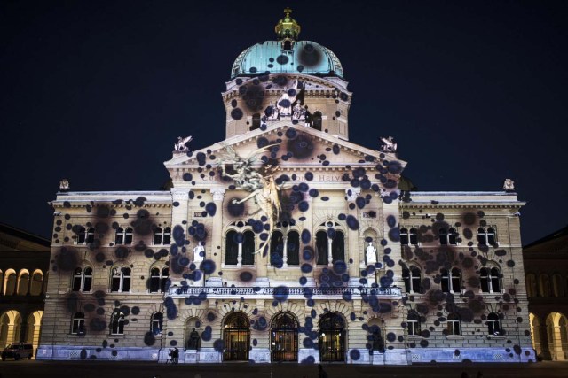 BER01. BERNA (SUIZA), 12/10/2017.- El espectáculo de luces 'Rendez-vous Bundesplatz' proyecta nuevas imágenes en la fachada de la casa parlamentaria federal suiza en Berna, Suiza, hoy, jueves 12 de octubre de 2017. Bajo el lema 'RESET', el espectáculo de luces se celebrará todas las noches en la plaza federal hasta el 25 de octubre. EFE/ANTHONY ANEX