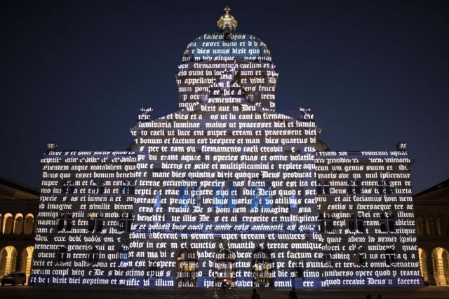 BER01. BERNA (SUIZA), 12/10/2017.- El espectáculo de luces 'Rendez-vous Bundesplatz' proyecta nuevas imágenes en la fachada de la casa parlamentaria federal suiza en Berna, Suiza, hoy, jueves 12 de octubre de 2017. Bajo el lema 'RESET', el espectáculo de luces se celebrará todas las noches en la plaza federal hasta el 25 de octubre. EFE/ANTHONY ANEX