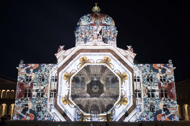 BER01. BERNA (SUIZA), 12/10/2017.- El espectáculo de luces 'Rendez-vous Bundesplatz' proyecta nuevas imágenes en la fachada de la casa parlamentaria federal suiza en Berna, Suiza, hoy, jueves 12 de octubre de 2017. Bajo el lema 'RESET', el espectáculo de luces se celebrará todas las noches en la plaza federal hasta el 25 de octubre. EFE/ANTHONY ANEX