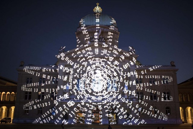 BER01. BERNA (SUIZA), 12/10/2017.- El espectáculo de luces 'Rendez-vous Bundesplatz' proyecta nuevas imágenes en la fachada de la casa parlamentaria federal suiza en Berna, Suiza, hoy, jueves 12 de octubre de 2017. Bajo el lema 'RESET', el espectáculo de luces se celebrará todas las noches en la plaza federal hasta el 25 de octubre. EFE/ANTHONY ANEX