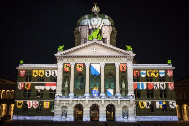 BER01. BERNA (SUIZA), 12/10/2017.- El espectáculo de luces 'Rendez-vous Bundesplatz' proyecta nuevas imágenes en la fachada de la casa parlamentaria federal suiza en Berna, Suiza, hoy, jueves 12 de octubre de 2017. Bajo el lema 'RESET', el espectáculo de luces se celebrará todas las noches en la plaza federal hasta el 25 de octubre. EFE/ANTHONY ANEX