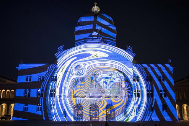 BER01. BERNA (SUIZA), 12/10/2017.- El espectáculo de luces 'Rendez-vous Bundesplatz' proyecta nuevas imágenes en la fachada de la casa parlamentaria federal suiza en Berna, Suiza, hoy, jueves 12 de octubre de 2017. Bajo el lema 'RESET', el espectáculo de luces se celebrará todas las noches en la plaza federal hasta el 25 de octubre. EFE/ANTHONY ANEX