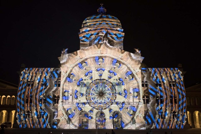 BER01. BERNA (SUIZA), 12/10/2017.- El espectáculo de luces 'Rendez-vous Bundesplatz' proyecta nuevas imágenes en la fachada de la casa parlamentaria federal suiza en Berna, Suiza, hoy, jueves 12 de octubre de 2017. Bajo el lema 'RESET', el espectáculo de luces se celebrará todas las noches en la plaza federal hasta el 25 de octubre. EFE/ANTHONY ANEX