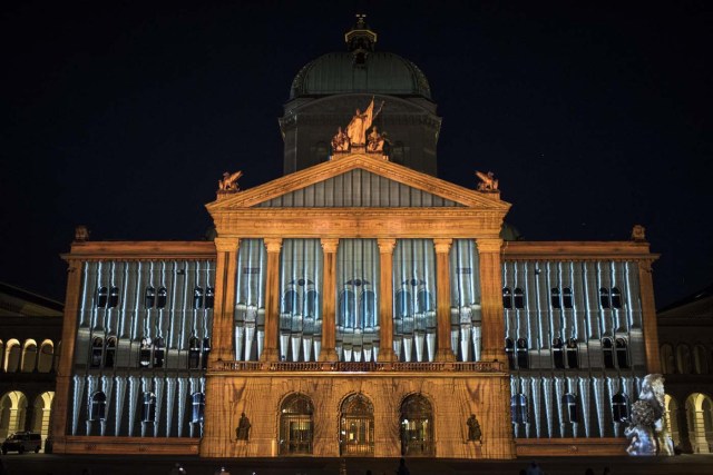 BER01. BERNA (SUIZA), 12/10/2017.- El espectáculo de luces 'Rendez-vous Bundesplatz' proyecta nuevas imágenes en la fachada de la casa parlamentaria federal suiza en Berna, Suiza, hoy, jueves 12 de octubre de 2017. Bajo el lema 'RESET', el espectáculo de luces se celebrará todas las noches en la plaza federal hasta el 25 de octubre. EFE/ANTHONY ANEX