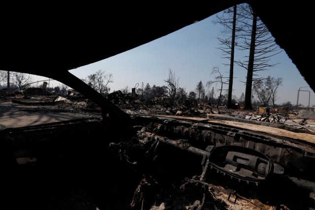 JGM03. SANTA ROSA (EE.UU.), 12/10/2017.- Vista del interior de un coche calcinado hoy, jueves 12 de octubre de 2017, en Santa Rosa, California (EE.UU.). Múltiples incendios forestales dispersos por los condados de Napa, Sonoma y Mendocino, dejan al menos 29 personas muertas y hogares y negocios destruidos. EFE/JOHN G. MABANGLO