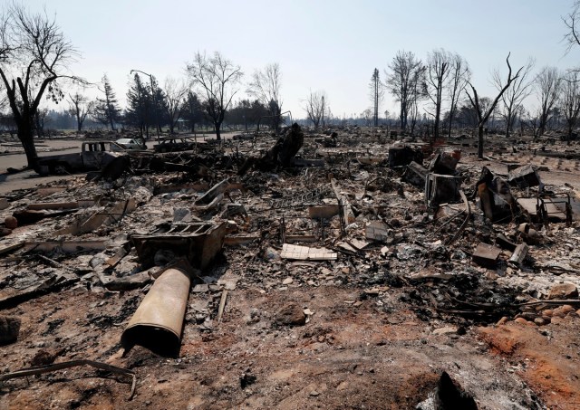 JGM03. SANTA ROSA (EE.UU.), 12/10/2017.- Vista de un vecindario afectado por el incendio hoy, jueves 12 de octubre de 2017, en Santa Rosa, California (EE.UU.). Múltiples incendios forestales dispersos por los condados de Napa, Sonoma y Mendocino, dejan al menos 29 personas muertas y hogares y negocios destruidos. EPA/JOHN G. MABANGLO