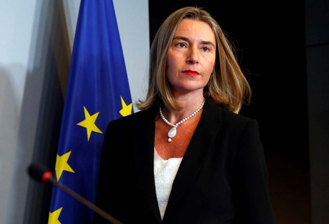 EPA135. LUXEMBURGO (LUXEMBURGO), 16/10/2017.- La jefa de la diplomacia europea, Federica Mogherini, ofrece una rueda de prensa durante el Consejo de Ministros de Exteriores de la Unión Europea celebrado en Luxemburgo hoy, 16 de octubre de 2017. Los ministros de Exteriores de la Unión Europea (UE) abordan hoy la crisis en Venezuela mientras se preparan sanciones selectivas por la represión en ese país, además de dar luz verde a nuevas medidas restrictivas autónomas contra Corea del Norte y mostrar su apoyo al acuerdo nuclear con Irán. EFE/ Julien Warnand