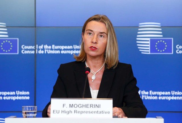 EPA135. LUXEMBURGO (LUXEMBURGO), 16/10/2017.- La jefa de la diplomacia europea, Federica Mogherini, ofrece una rueda de prensa durante el Consejo de Ministros de Exteriores de la Unión Europea celebrado en Luxemburgo hoy, 16 de octubre de 2017. Los ministros de Exteriores de la Unión Europea (UE) abordan hoy la crisis en Venezuela mientras se preparan sanciones selectivas por la represión en ese país, además de dar luz verde a nuevas medidas restrictivas autónomas contra Corea del Norte y mostrar su apoyo al acuerdo nuclear con Irán. EFE/ Julien Warnand