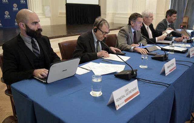 El experto de la Organización de Estados Americanos (OEA) Cristóbal Hernández (d) habla durante audiencia pública para analizar la situación Venezuela junto a los también expertos Pablo Thaler (i), Irwing Cotler (2-i), Santiago Cantón (c) y Manuel Ventura Robles (2-d). EFE/Lenin Nolly