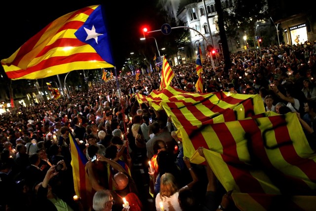 BARCELONA.- 17-10-2017.- Miles de personas convocadas por la la Asamblea Nacional Catalana (ANC) y Òmnium Cultural, se manifiestan con velas en la concentración en el tramo de la Avenida Diagonal de Barcelona comprendido entre la plaza Francesc Macià y Passeig de Gracia para reclamar la libertad de sus líderes, Jordi Sánchez y Jordi Cuixart. EFE/ALBERTO ESTÉVEZ