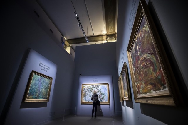 ROM11 ROMA (ITALIA), 18/10/2017.- Una visitante contempla pla obra "Las rosas" del pintor francés Claude Monet en la exposición monográfica "Monet. Obras maestras del Museo Marmottan" en el Complejo del Vittoriano en Roma (Italia) hoy, 18 de octubre de 2017. La exposición se celebra desde mañana hasta el próximo 11 de febrero de 2018 y presenta 60 obras del padre del impresionismo cedidas de manera temporal por el Museo Marmottan de Monet París. EFE/ANGELO CARCONI