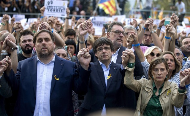 GRA413. BARCELONA, 21/10/2017.- El presidente de la Generalitat, Carles Puigdemont (c); el vicepresidente Oriol Junqueras (i) y la presidenta del Parlament, Carme Forcadell, durante la manifestación convocada por la Mesa por la Democracia para pedir la libertad de Jordi Sànchez y Jordi Cuixart, después que el Gobierno haya anunciado que propondrá al Senado su destitución y la de todos los consellers. EFE/Quique García