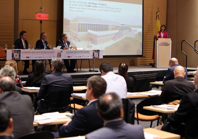 BOG004. BOGOTÁ (COLOMBIA), 24/10/2017.- La canciller de Colombia, María Ángela Holguín (d), habla durante la inauguración del III Congreso de Editores de Medios de la Celac y la Unión Europea (UE) hoy, martes 24 de octubre de 2017, en Bogotá (Colombia). Los medios de comunicación deben tender puentes entre las regiones del mundo para mostrar situaciones difíciles como las que vive Venezuela en derechos humanos y libertad de expresión, afirmaron hoy en Bogotá participantes del congreso. En el encuentro, organizado por Prestomedia Grupo, participan cerca de medio centenar de periodistas y empresarios que debatirán entre hoy y mañana los desafíos globales de la prensa en campos como la política, la economía, el comercio y el medioambiente, entre otros. EFE/Mauricio Dueñas Castañeda