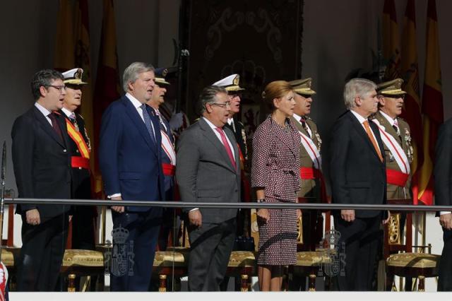 Desfile del Día de la Fiesta Nacional que han presidido hoy los Reyes, y al que ha asistido el Gobierno en pleno, encabezado por Mariano Rajoy, y la mayoría de líderes políticos. El acto consiste en un homenaje a los caídos y un desfile terrestre y aéreo por el paseo de la Castellana, en el que participan unos 3.900 efectivos, entre militares de los tres Ejércitos, guardias civiles, policías y Guardia Real, 84 vehículos y 78 aeronaves. EFE/Zipi