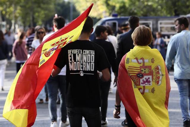 Desfile del Día de la Fiesta Nacional que han presidido hoy los Reyes, y al que ha asistido el Gobierno en pleno, encabezado por Mariano Rajoy, y la mayoría de líderes políticos. El acto consiste en un homenaje a los caídos y un desfile terrestre y aéreo por el paseo de la Castellana, en el que participan unos 3.900 efectivos, entre militares de los tres Ejércitos, guardias civiles, policías y Guardia Real, 84 vehículos y 78 aeronaves. EFE/Zipi