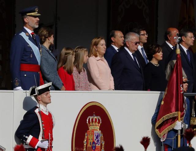 Desfile del Día de la Fiesta Nacional que han presidido hoy los Reyes, y al que ha asistido el Gobierno en pleno, encabezado por Mariano Rajoy, y la mayoría de líderes políticos. El acto consiste en un homenaje a los caídos y un desfile terrestre y aéreo por el paseo de la Castellana, en el que participan unos 3.900 efectivos, entre militares de los tres Ejércitos, guardias civiles, policías y Guardia Real, 84 vehículos y 78 aeronaves. EFE/Zipi