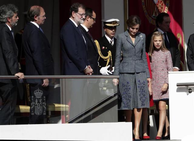 Desfile del Día de la Fiesta Nacional que han presidido hoy los Reyes, y al que ha asistido el Gobierno en pleno, encabezado por Mariano Rajoy, y la mayoría de líderes políticos. El acto consiste en un homenaje a los caídos y un desfile terrestre y aéreo por el paseo de la Castellana, en el que participan unos 3.900 efectivos, entre militares de los tres Ejércitos, guardias civiles, policías y Guardia Real, 84 vehículos y 78 aeronaves. EFE/Zipi