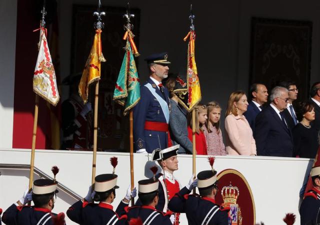 Desfile del Día de la Fiesta Nacional que han presidido hoy los Reyes, y al que ha asistido el Gobierno en pleno, encabezado por Mariano Rajoy, y la mayoría de líderes políticos. El acto consiste en un homenaje a los caídos y un desfile terrestre y aéreo por el paseo de la Castellana, en el que participan unos 3.900 efectivos, entre militares de los tres Ejércitos, guardias civiles, policías y Guardia Real, 84 vehículos y 78 aeronaves. EFE/Zipi