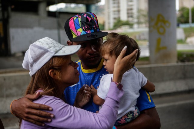 ACOMPAÑA CRÓNICA: VENEZUELA CRISIS - CAR02. CARACAS (VENEZUELA), 05/10/2018.- Fotografía del 29 de septiembre de 2017, que muestra a Dayarit Zerpa (i) mientras se despide de su hija de un año y su pareja antes de abordar uno de los autobuses en Caracas (Venezuela) con destino a diferentes países suramericanos. La reducción de oferta y el alto costo de boletos aéreos internacionales han obligado a muchos venezolanos a migrar por vía terrestre a diferentes países de Suramérica en búsqueda de alimentos, salud, seguridad y un "futuro", un viaje que puede tomar entre día y medio y once días, dependiendo qué tan al sur quieran llegar. EFE/Cristian Hernández